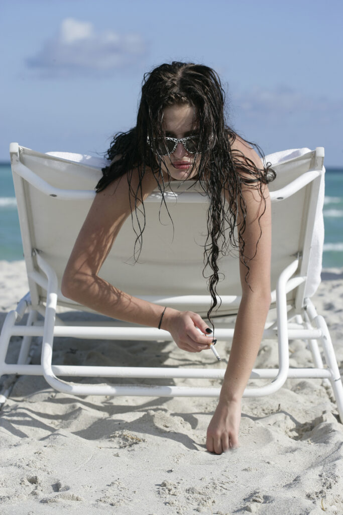 Barbara sur une chaise longue, sur une plage de Miami — DETAIL SUMMER [02], 2007